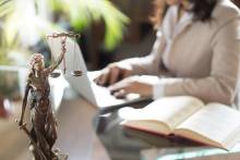 Avocat Christelle Lextrait -  Quelles sont les sanctions en cas de détention illégale d’une arme à feu à Nîmes et le Gard ?